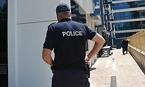 Банкова служителка се сби с обирджийка с фалшив пистолет в София