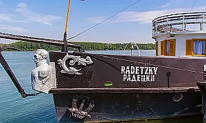 „Радецки“ чака вода: Маловодието спря легендарния кораб