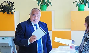 Борисов гласува с хартиена бюлетина, не вижда шанс за съставяне на кабинет