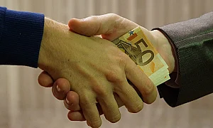 ЕС прие общи правила и наказания за корупция, с присъди от 3 до 5 години затвор