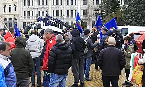 Неразрешен протест срещу високите цени на горивата блокира центъра на София