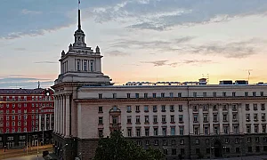 Парламентът на крачка от нови ограничения за особения управител на „Лукойл“