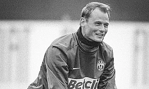 Футболната легенда Алекс Манингер загина при нелепа катастрофа