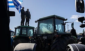Гръцки фермери излязоха днес на протест с трактори край Солун