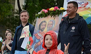 Улиците оживяха от празнични шествия. Как България отбеляза 24 май /обзор/