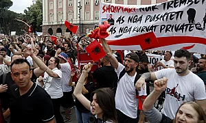 Албанската „фламинго революция“: Къшнър, незаконни строежи и хиляди протестиращи