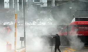 Напрежение в Турция. Полицията щурмува опозиционната централа със сълзотворен газ