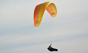 Екстремна операция в планината: Спасители измъкнаха парапланерист от скален капан