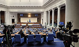 Основната заплата на депутатите ще бъде „закована“ на 4236 евро