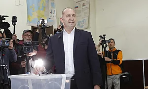 Румен Радев гласува в София с машина