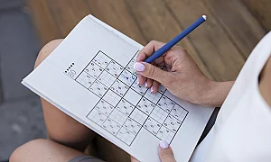 Пасивното време пред екрана увеличава риска от деменция. Как да пазим мозъка активен?