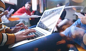 Как AI ботовете могат да помогнат за възраждането на демокрацията
