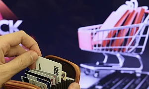 Дрехи, храна, финансови услуги: Какво купува най-често българинът онлайн