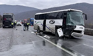 Шофьорът на автобуса от катастрофата е с 45 нарушения на пътя