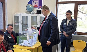 Пеевски гласува в Бабяк малко след 8:00 ч.