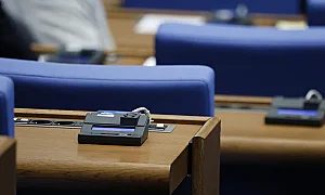 По-висок осигурителен праг и рекорден бюджет за здраве: Парламентът прие на първо четене бюджетите на ДОО и НЗОК
