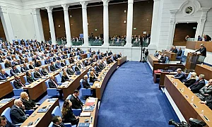 Депутатите единодушно замразиха заплатите си