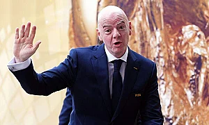 Инфантино се извини, но ще се бори за позицията си, ФИФА застава зад него