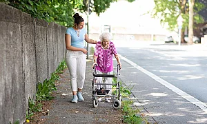 Държавата системно бави плащанията за лични асистенти