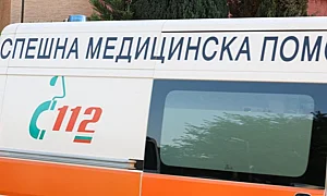 БМВ се заби челно в кола в насрещното; две жени са с опасност за живота