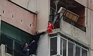 Полицаи спасиха дете, увиснало от осмия етаж в Ямбол, родителите са задържани