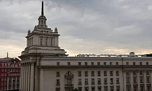 Повече пари за пенсии, по-високи осигуровки: Бюджетите на ДОО и НЗОК минаха в комисия