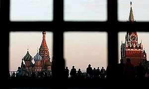 Зюганов вещае революция, Боня плаши с бунт: Русия между икономическата агония и оголения кокал на войната