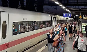 Близки на българина, изхвърлен от движещ се влак в Германия, излизат на протест
