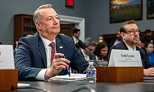 След смърт на протестиращи и „море от гняв“: Шефът на ICE Тод Лайънс слиза от сцената