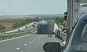 ТИР помете кола в насрещното на „Тракия“, уби две деца и мъж