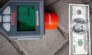 На украинка е отказано влизане в Полша заради радиоактивна банкнота от 100 долара