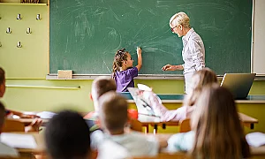 Няма ново увеличение на учителските заплати тази година, МОН обещава ръст през 2027 г.