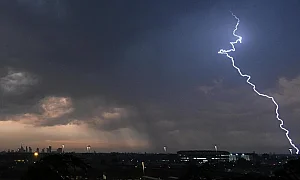 Жълт код за бури и дъждове в почти цялата страна