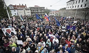 Протести в Словакия против изборни промени – Фицо иска да забрани вота от чужбина