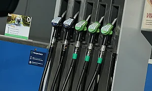 По 20 евро за 182 856 души: Започна изплащането на помощите за горива