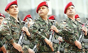 Няма да има съкращения в армията