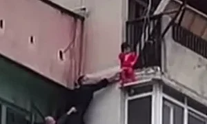 Прокурорска проверка: Детето в Ямбол е оставено умишлено на терасата?