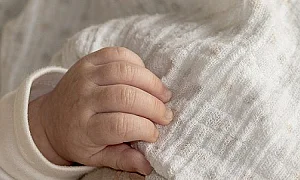 Мъртви по документи, продадени в чужбина: Шокиращата схема с откраднати бебета в Грузия