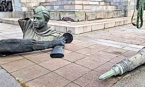 Край на споровете: Софийска община придобива фигурите от Паметника на Съветската армия