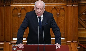 Удар срещу лагера на Орбан: Унгарският парламент освободи президента Тамаш Шуйок