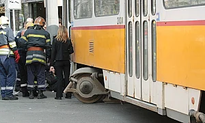 Катастрофа спря движението на трамвай №20 в София, автобус се обърна до Малко Търново