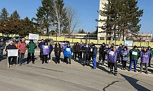 Работници от военния завод в Търговище протестират и затварят пътя София-Варна