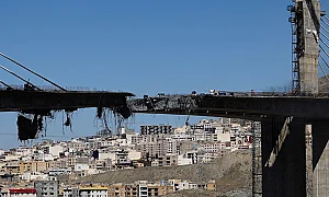 Иран твърди, че е свалил американски самолет; САЩ разрушиха най-големия мост в страната