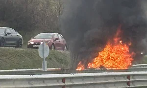 Кола изгоря напълно край Владая, километрично задръстване към Перник