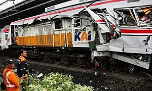 14 загинали и десетки ранени при влакова катастрофа в Индонезия