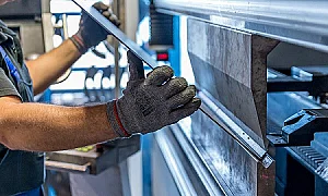 Икономиката губи инерция, бизнесът се пази, а липсата на кадри остава най‑силната болка