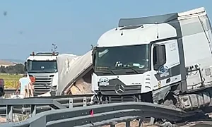 Тир пак разкъса мантинели на „Тракия“, затруднен е трафикът към София