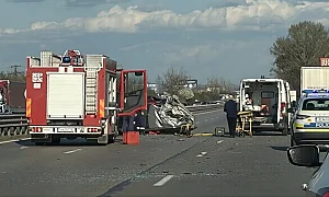 Камион помете кола на изхода на София към „Тракия“, движението е ограничено