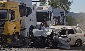 Тежка катастрофа между два камиона и кола блокира Е-79 край Симитли