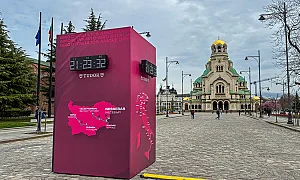 Часовник в центъра на София отброява времето до началото на Обиколката на Италия